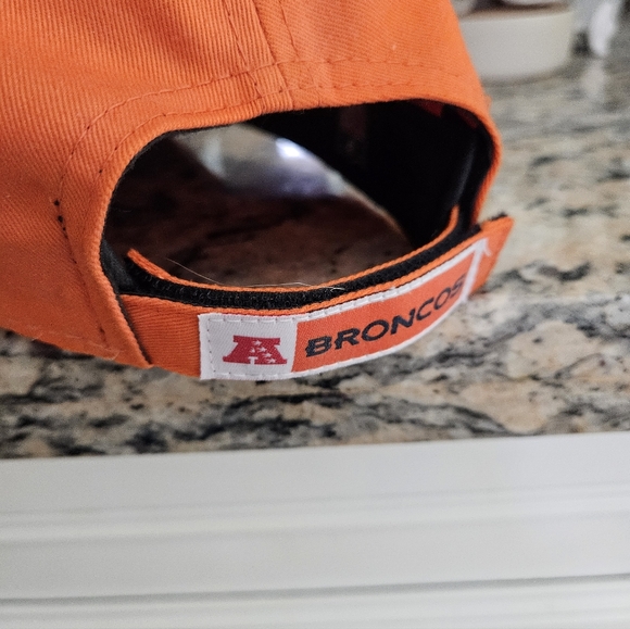 White Cap with Rhinestone Logo Denver Bronco - Picture 4 of 5
